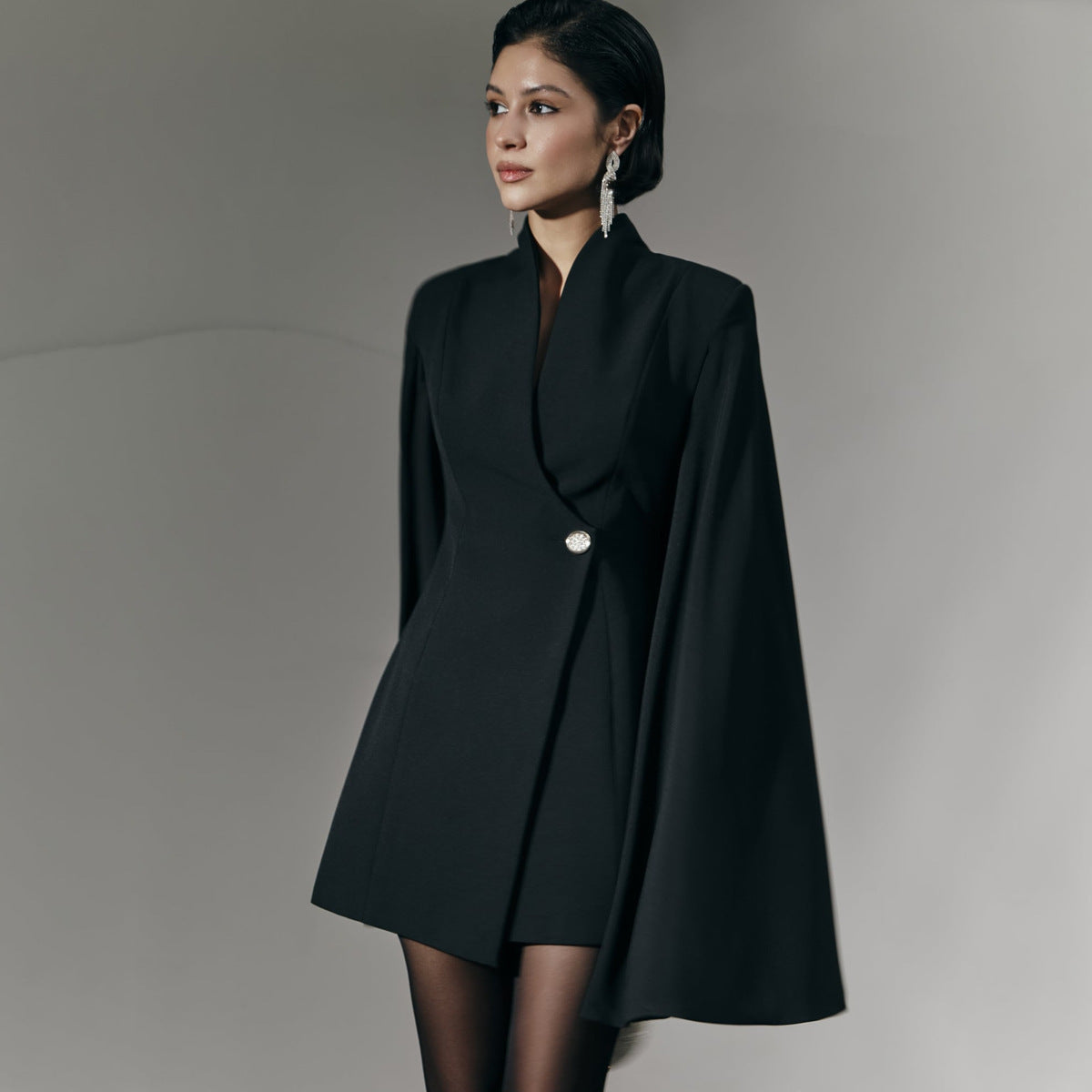 La Robe Noire Minimaliste à Boucle