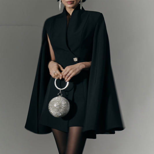 La Robe Noire Minimaliste à Boucle