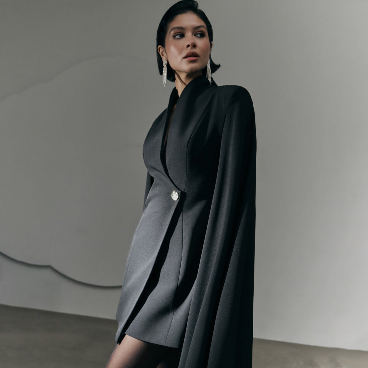 La Robe Noire Minimaliste à Boucle